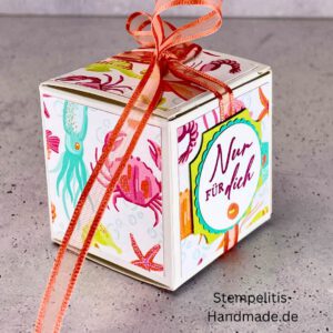 Handdekorierte Geschenkschachtel 5 cm mit maritimen Motiven, Geschenkbox mit Schleife in Grün, Detailansicht Geschenkschachtel Etikett „Nur für dich“, Geschenkschachtel mit bunter Meeresdekoration, Geschenkverpackung, Handgemachte maritime Schachtel mit Schleife